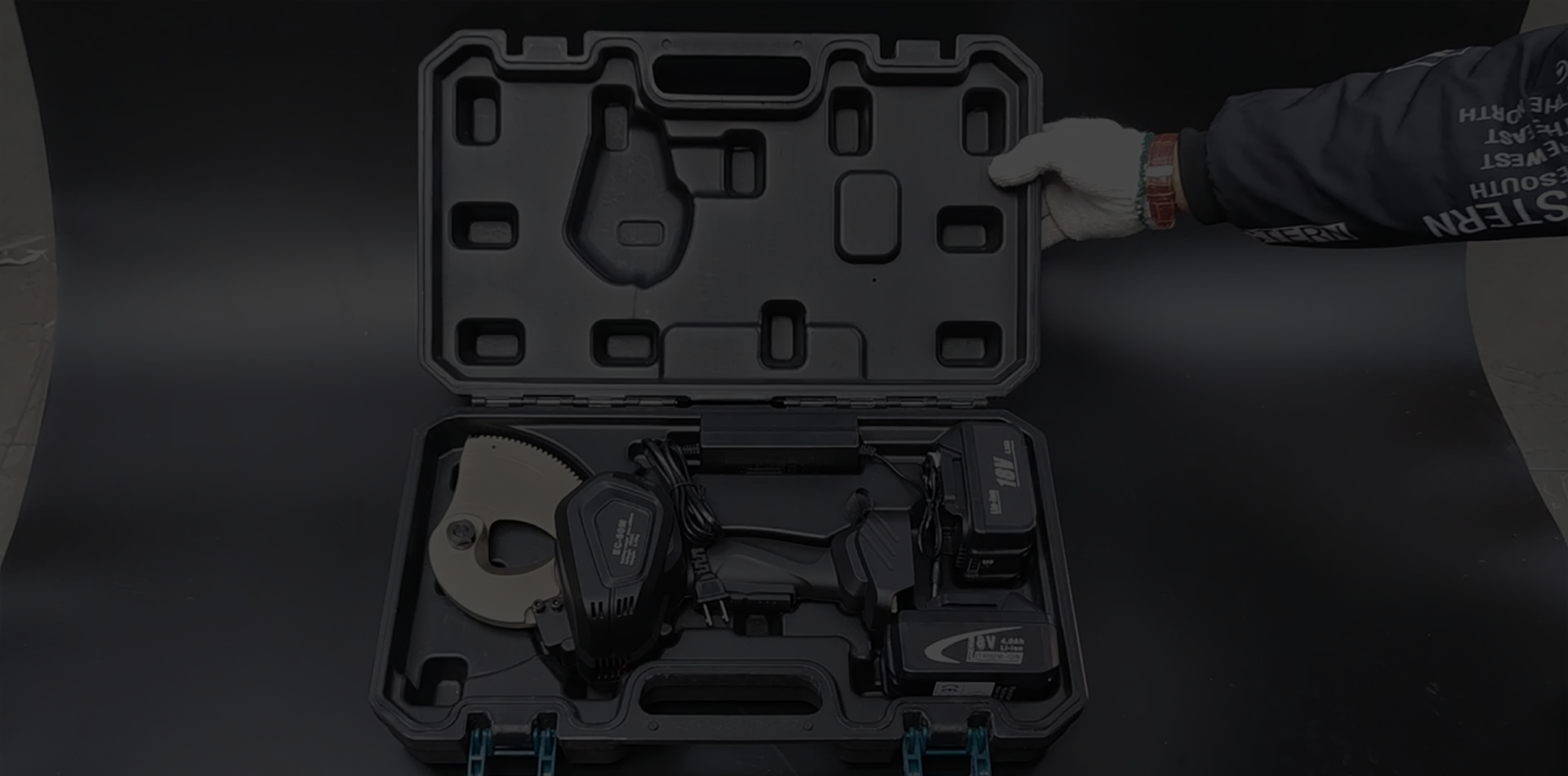 Battery hydraulic tools