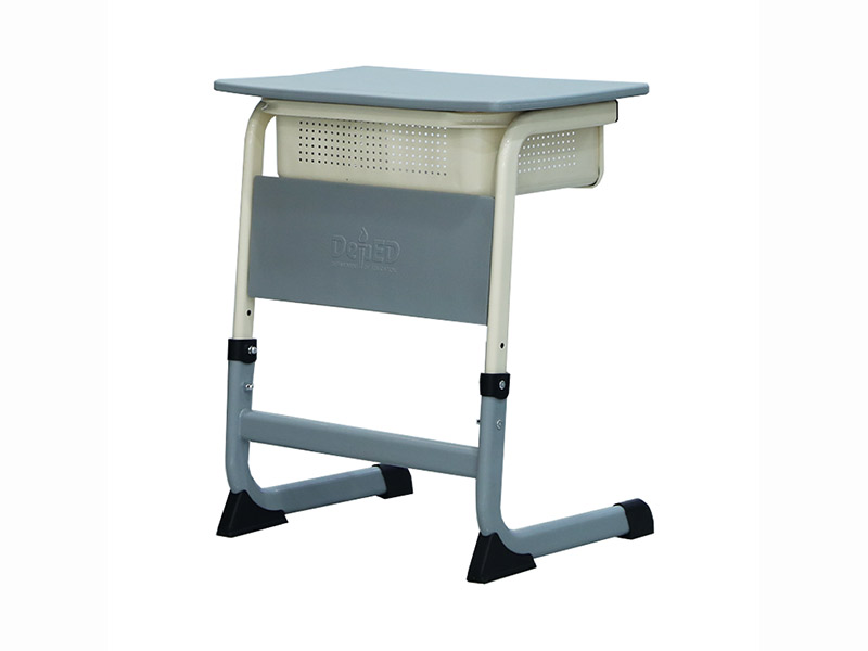 How to organize school desks for classroom space?