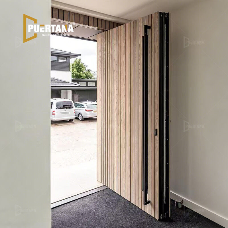 باب دخول أمامي أمني حديث من الألومنيوم بشرائح عمودية تشبه الخشب غير المرئية، مع عناصر زينة