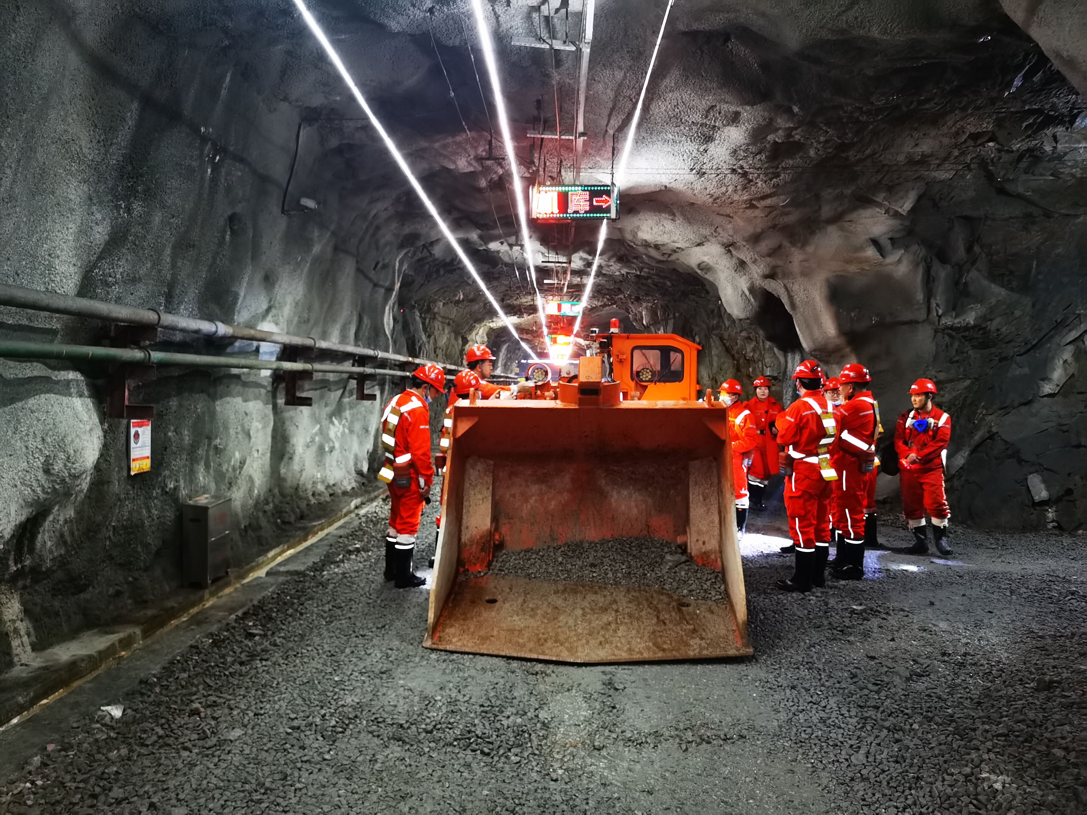 Come la tecnologia dei raschiatori migliora la sicurezza nelle operazioni di mining sotterraneo
