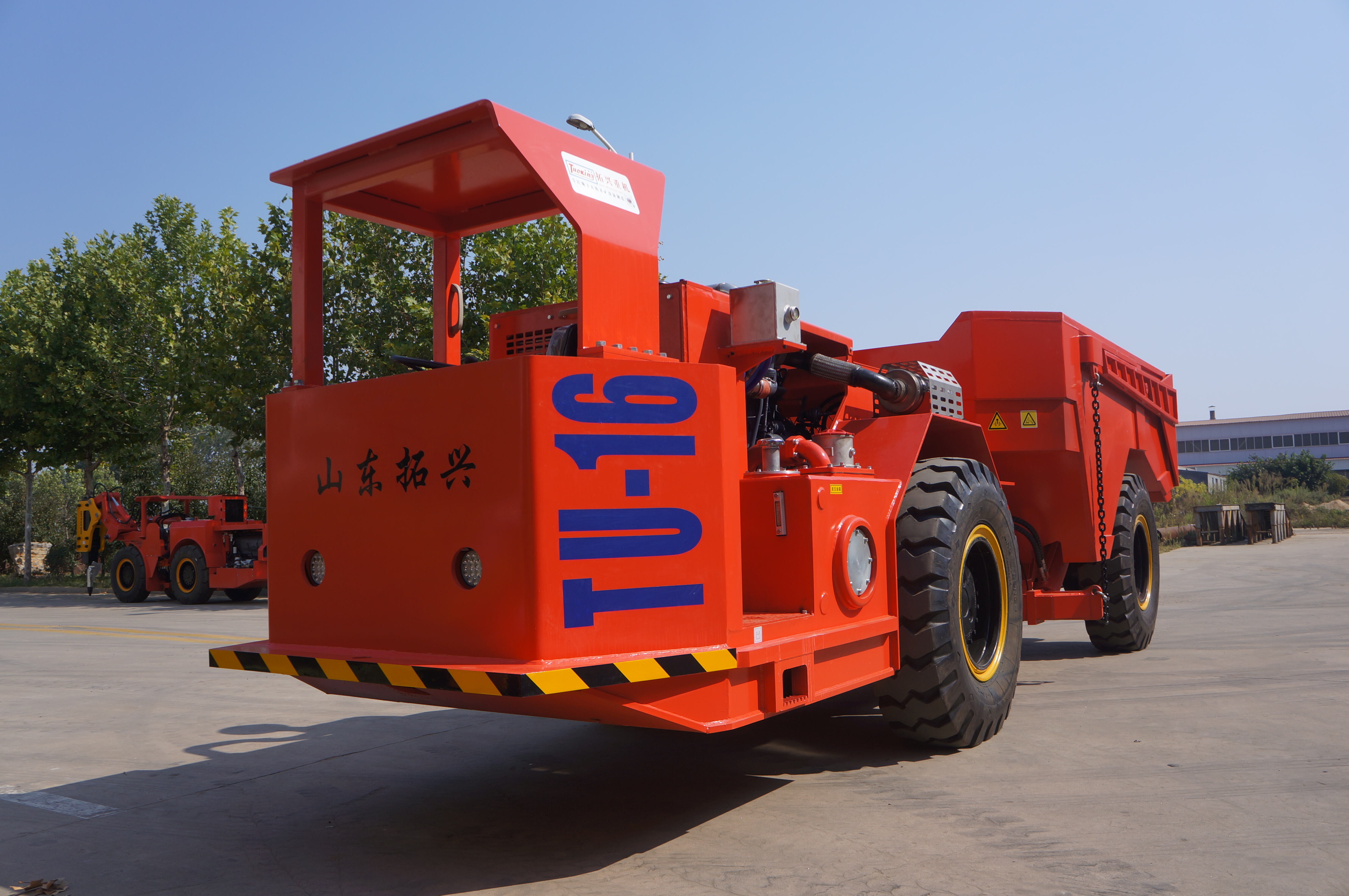 Quali vantaggi offrono i camion ribaltabili articolati rispetto ai camion ribaltabili rigidi?
