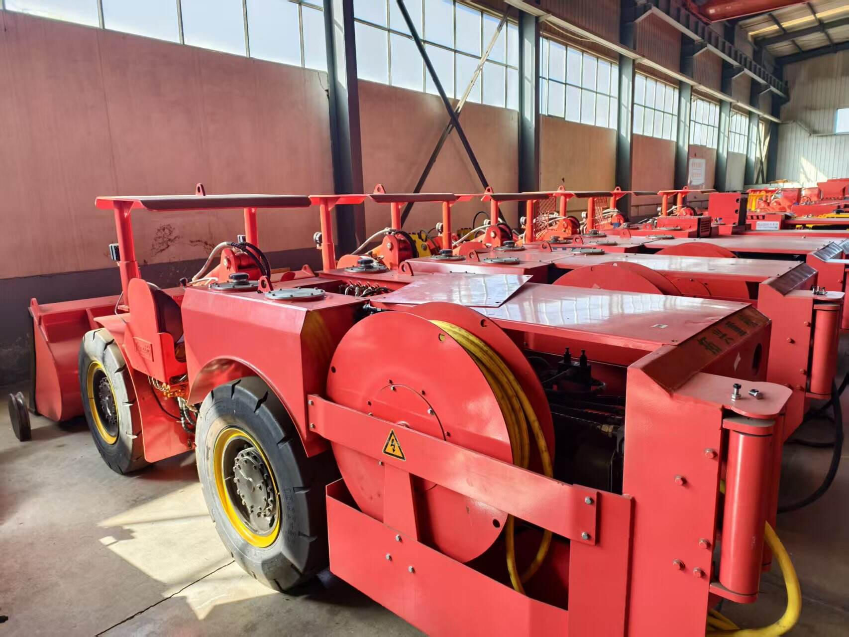 Quali sono i principali vantaggi degli scooptram elettrici nelle applicazioni minerarie?