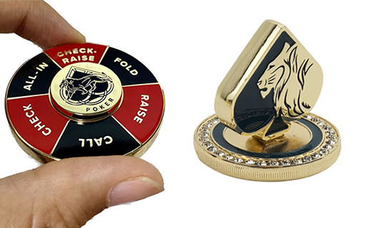 Eleva tu juego con la Ultimate Rotating Metal Poker Chip & Card Weight. 
