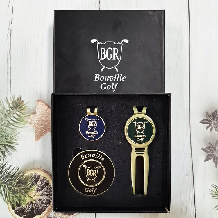 Vilka föremål ingår vanligtvis i en premium golf-giftsetlåda?