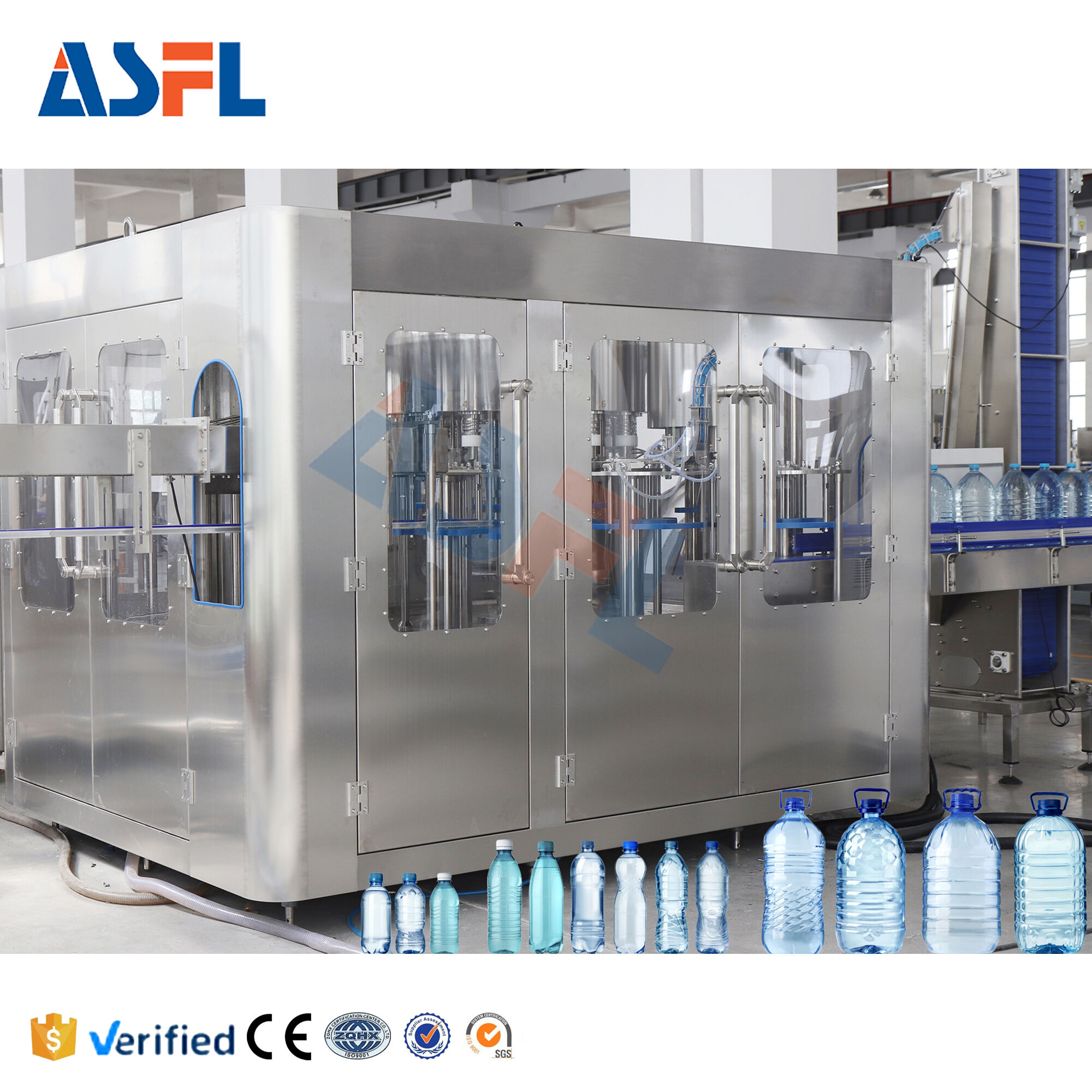 Máquina de llenado de bebidas con dispositivo integrado de cierre