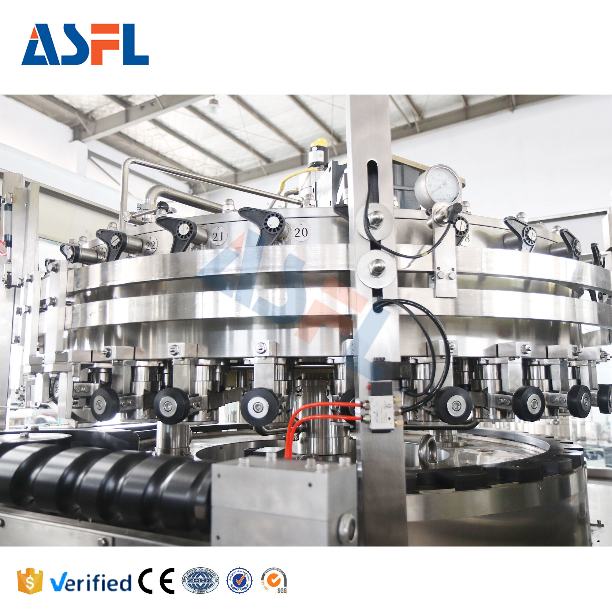 ماكينة تعبئة علب صناعية للمشروبات