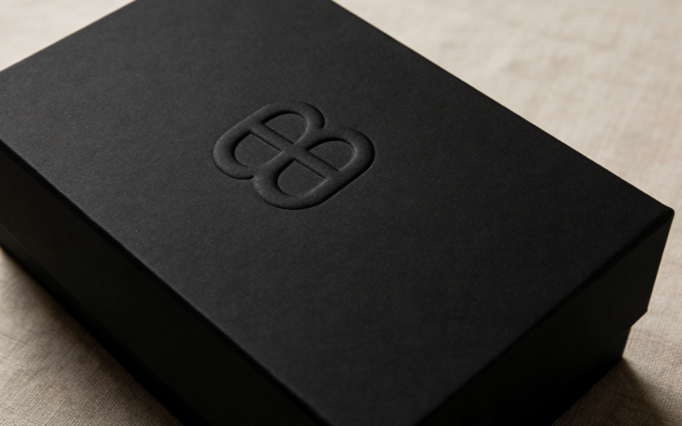 คุณควรพิจารณาใช้เทคนิคการกดลึกลงไป (Debossing) แทนการปั๊มฟอยล์ (Foil Stamping) เมื่อใด