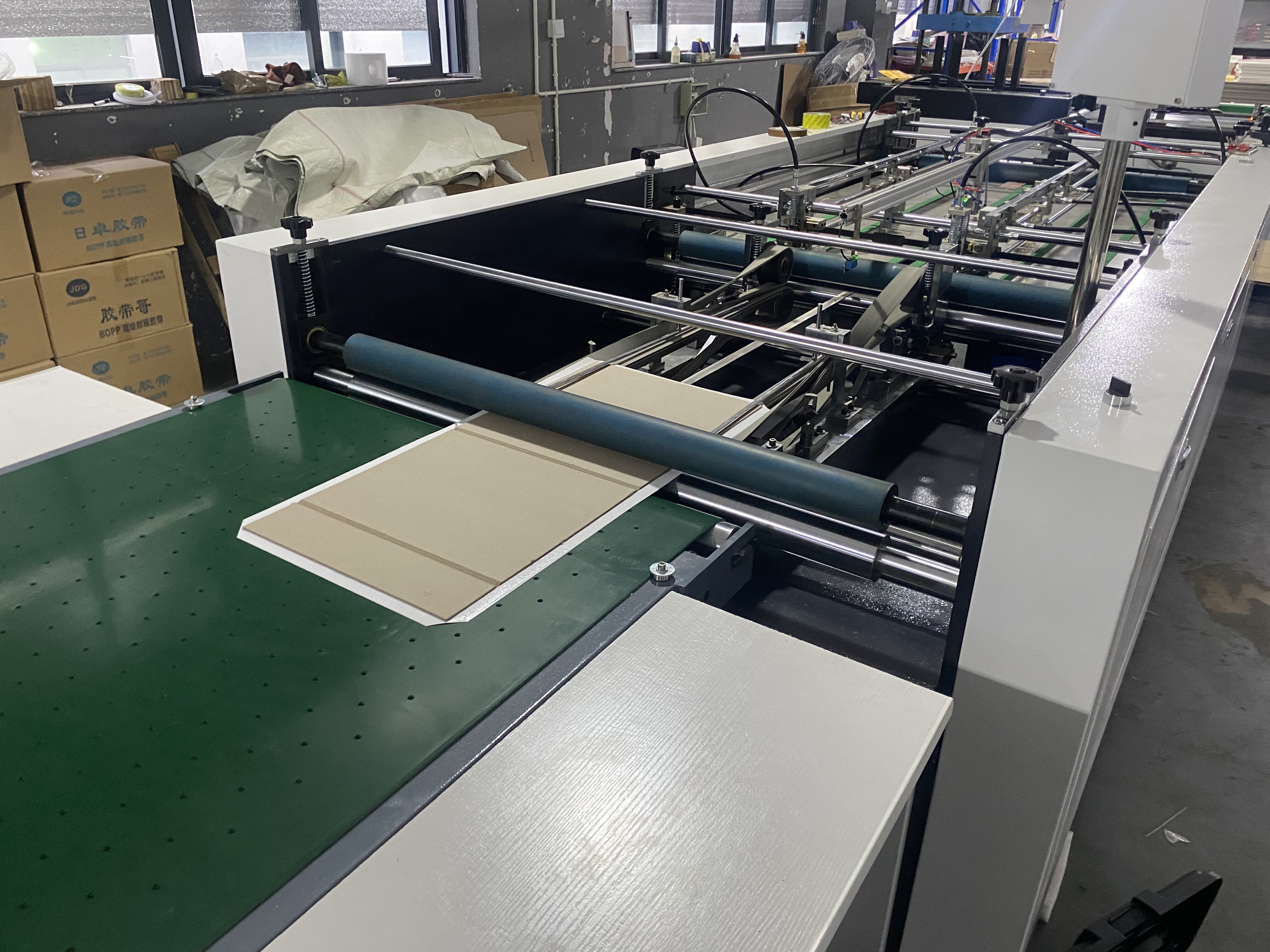 Jinayon-ը ներկայացնում է ամբողջությամբ ավտոմատ տուփի սոսնձման մեքենա, ինչը հնարավորություն է տալիս փաթեթավորման արտադրության նոր դարաշրջանում ինտելեկտուալ արդիականացում