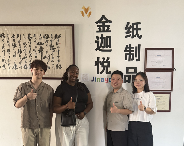 Le service acheteur d'Alibaba depuis le siège européen effectue une visite chez Jinayon