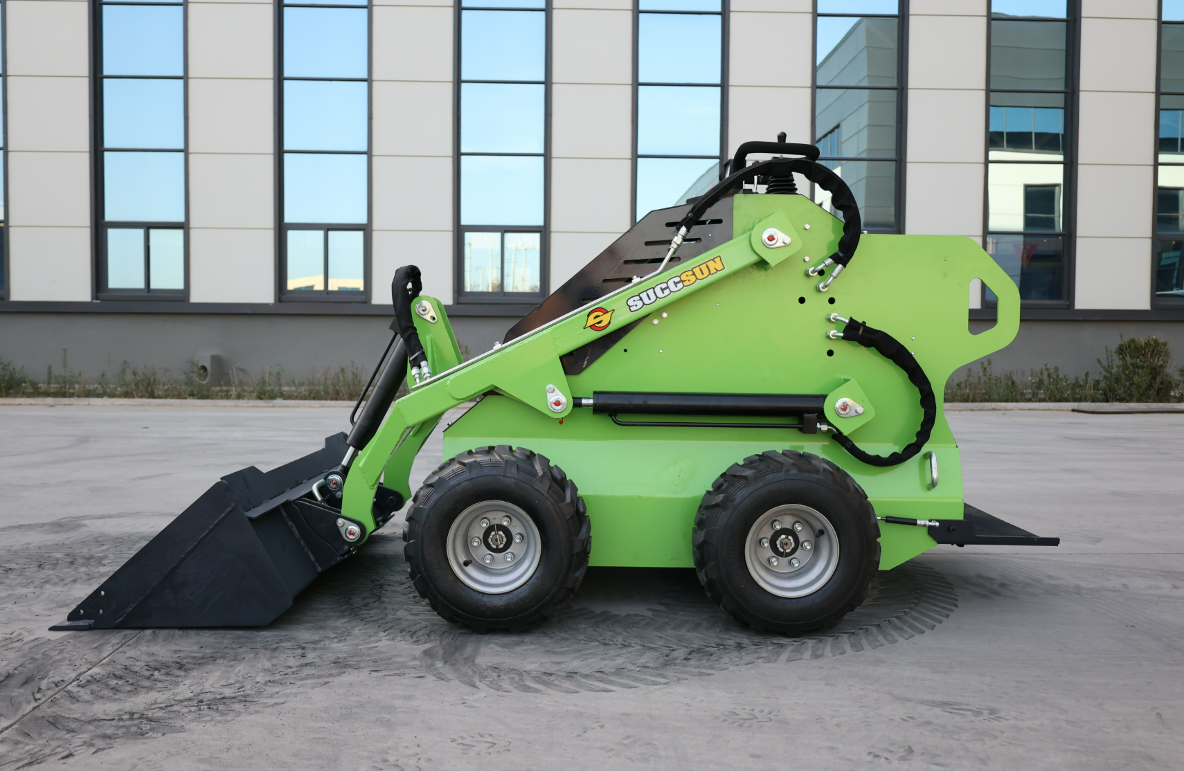 How a Skid Steer Loader Improves Efficiency in Material Handling and Earthmoving