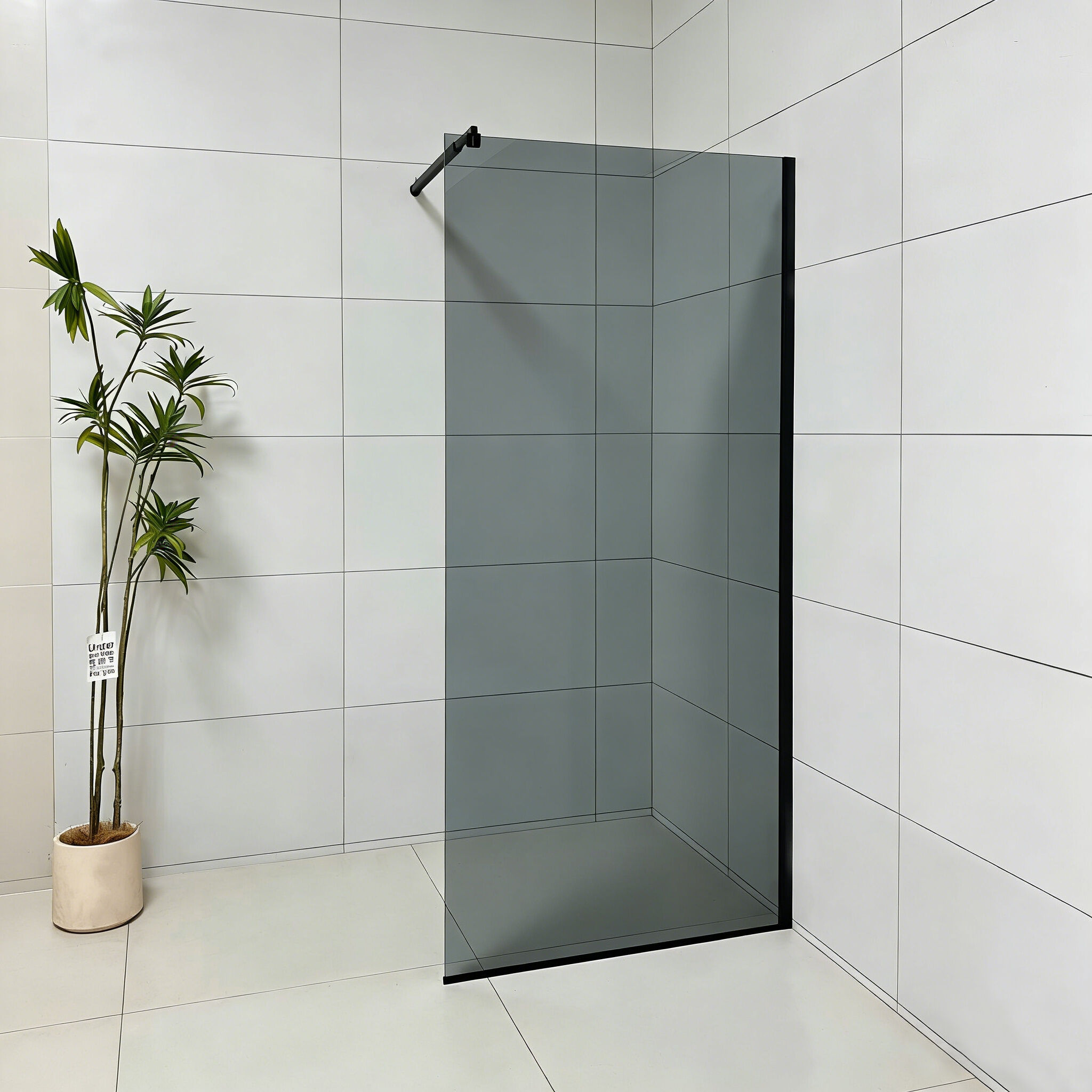 HOKO matt fekete felszerelésű, kerettel ellátott, rögzített, keményített üvegből készült zuhanyzófal panel nyitott, bejárható fürdőszobába