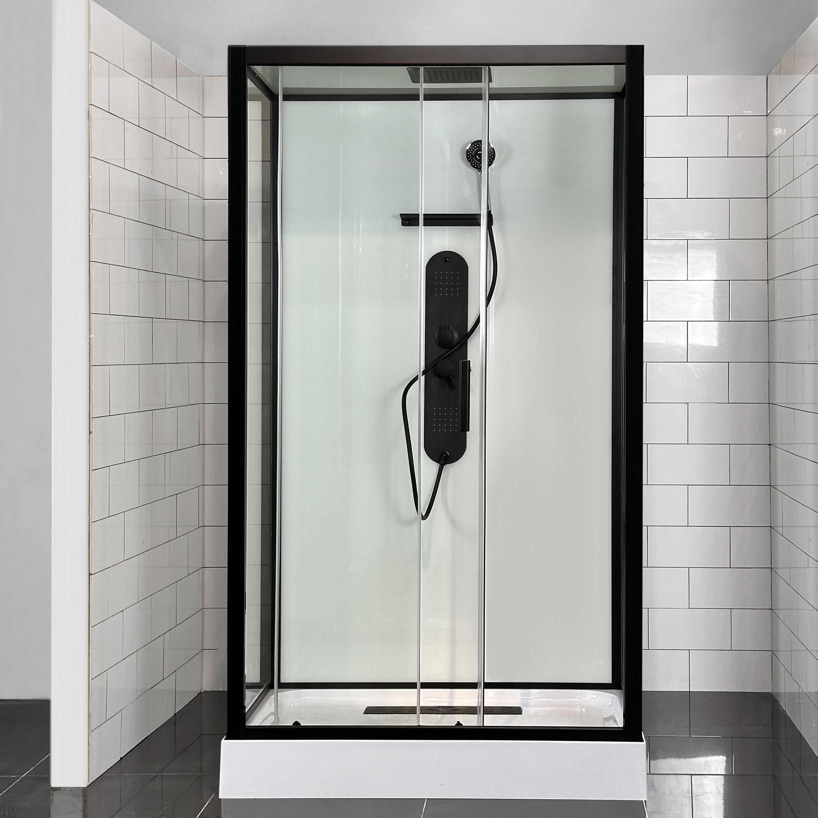 Phòng tắm HOKO hiện đại kính cường lực 5mm màu đen với kiểu dáng thẳng, cửa trượt, có khung, phù hợp cho khách sạn