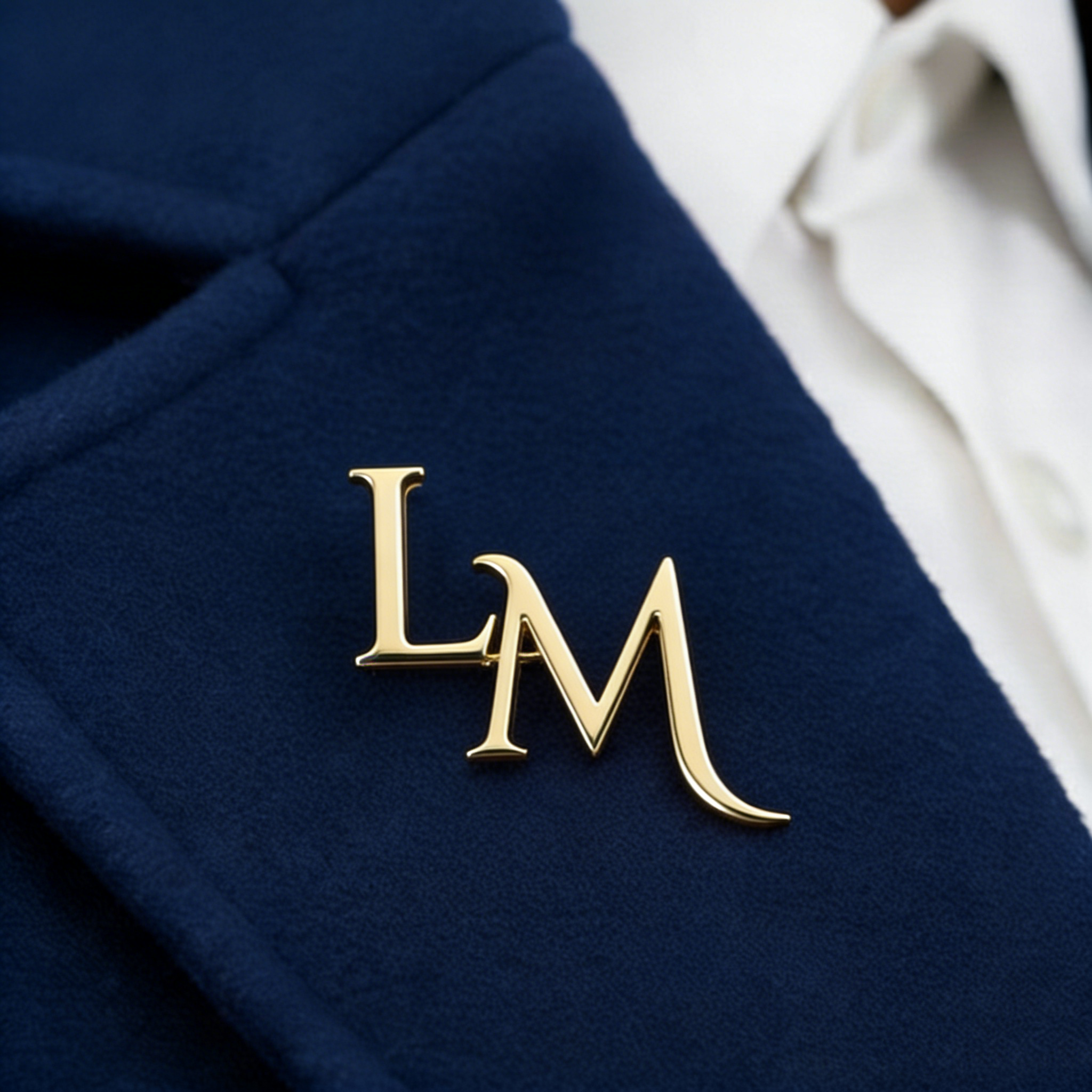 Tutustu tyylikkäisiin tapoihin käyttää rintanappuja: muotijuhlia ja -lisävarusteita naisille, miehille ja lapsille