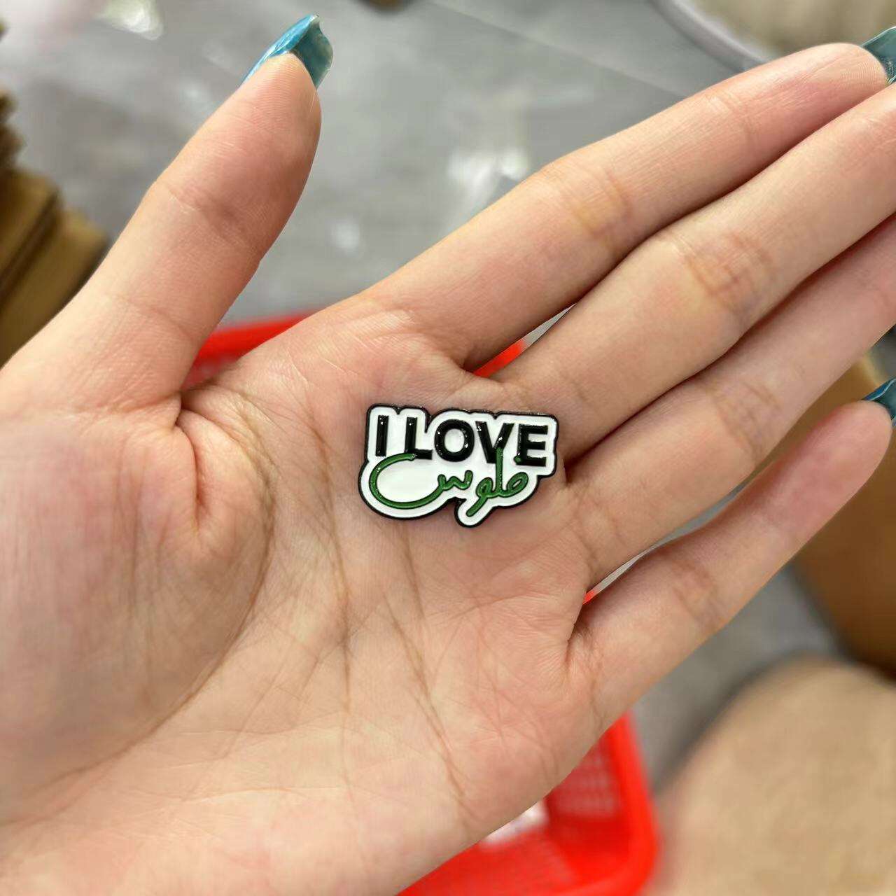 Mikä on ero pehmeän ja kovan emaljin rintanappeihin