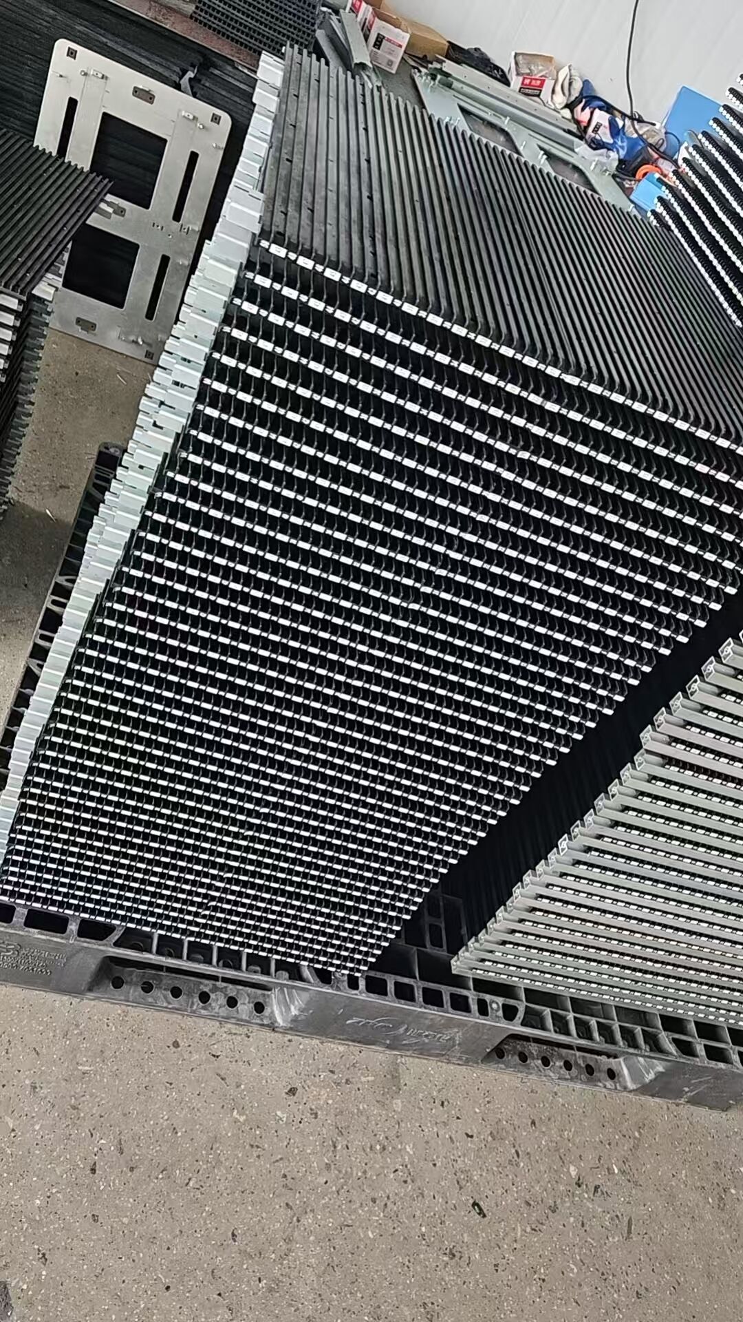 出货图皮带调节料架 (1).jpg