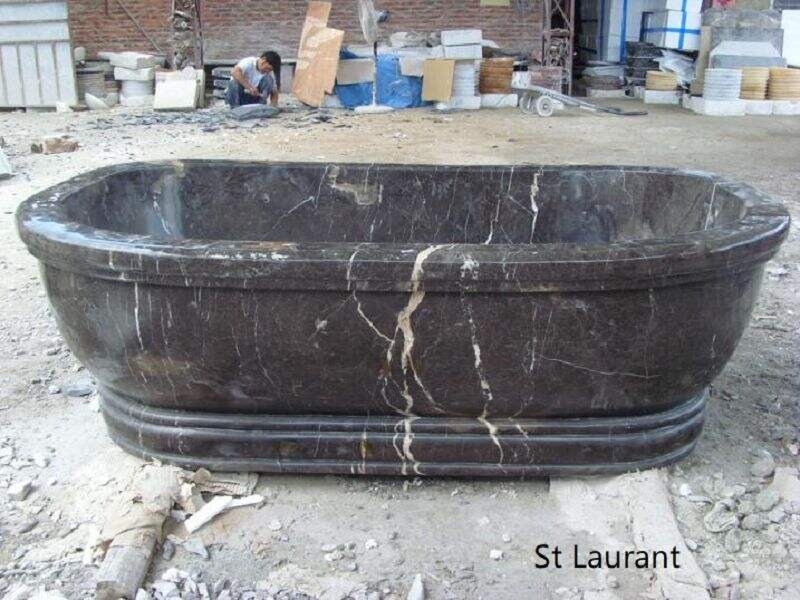 大理石のバスタブでラグジュアリーな空間に身をゆだねて