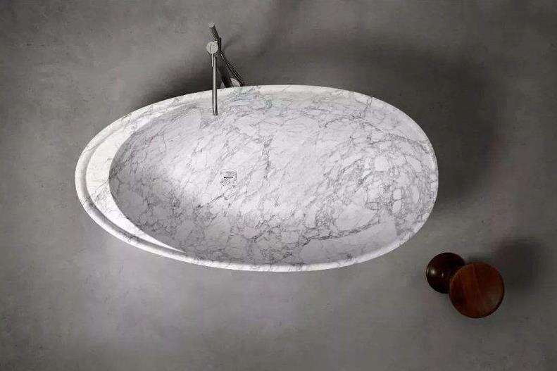 大理石のバスタブで極上の贅沢を体験