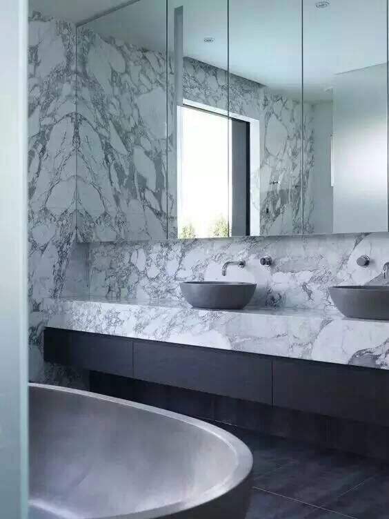 Tidsløs skønhed med Carrara marmorvasketoppe