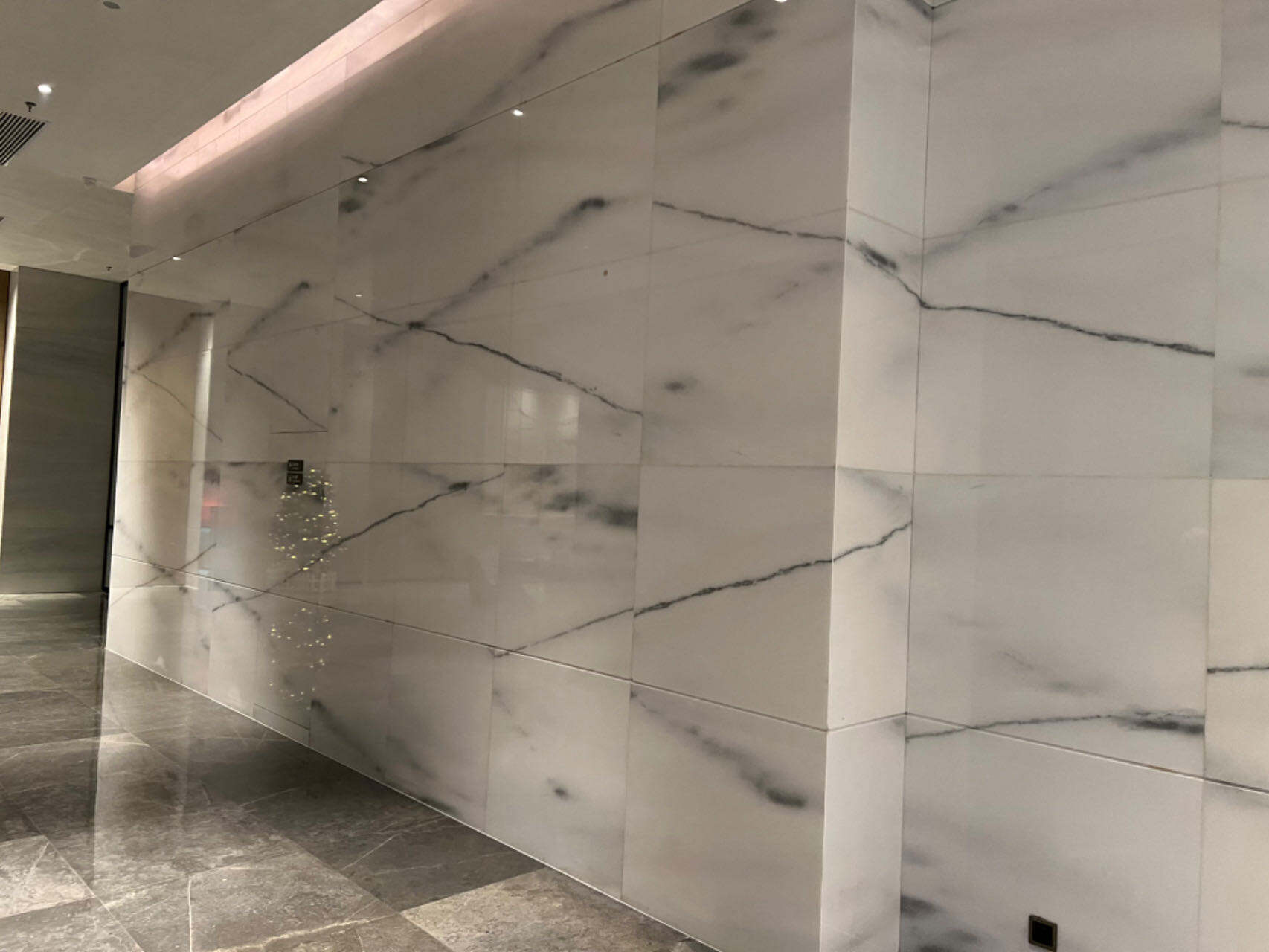 Tidsløs elegance med højkvalitets marmorfliser