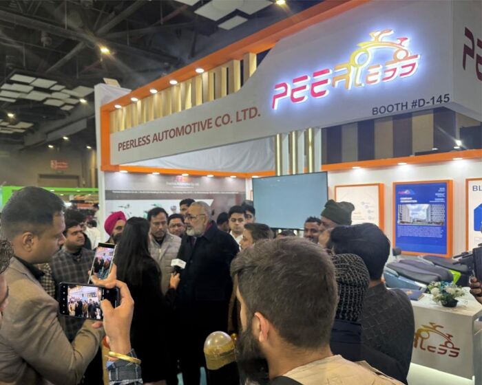 L'honorable ministre du Textile, gouvernement de l'Inde, visitant le stand de Peerless à l'EV Expo