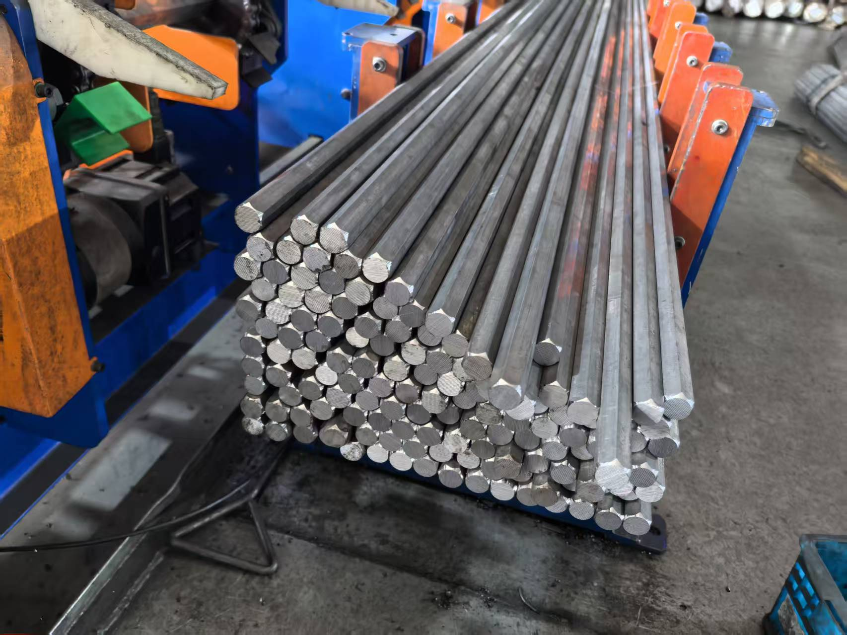 Những yếu tố nào quyết định độ bền của thanh thép cacbon trong ứng dụng công nghiệp?