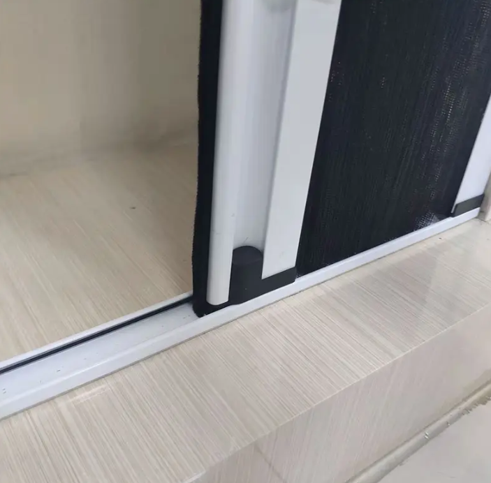 What are the common issues with folding screen door and solutions.png
