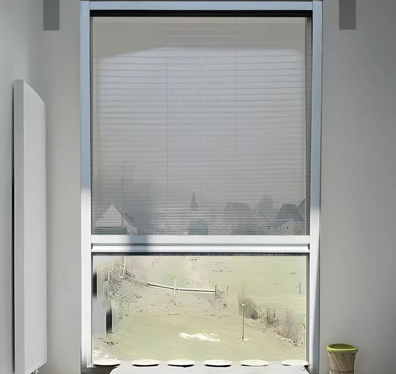 How to operate a retractable screen window smoothly?
