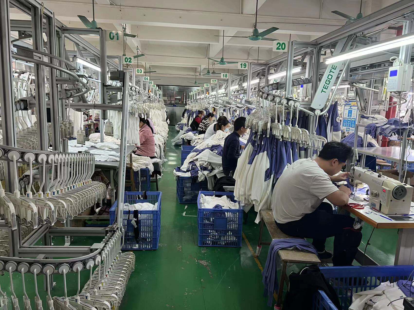 Comment évaluer l’expertise en personnalisation des fabricants de vêtements pour une collaboration de marque ?