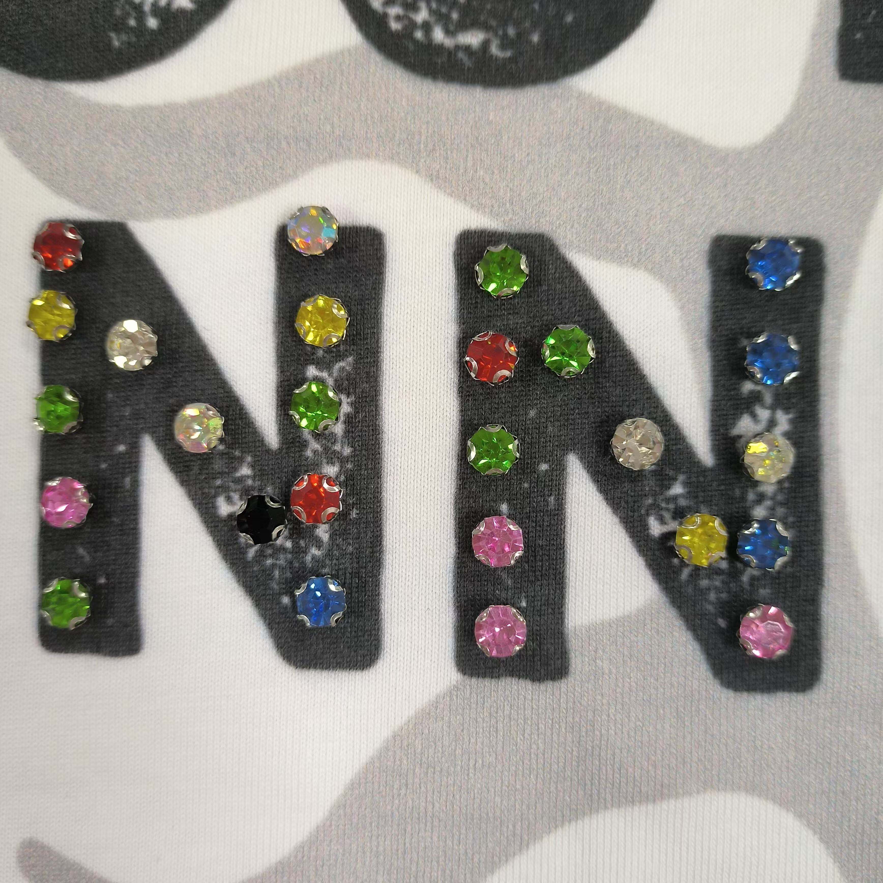 May Kulay na Mahalagang Bato