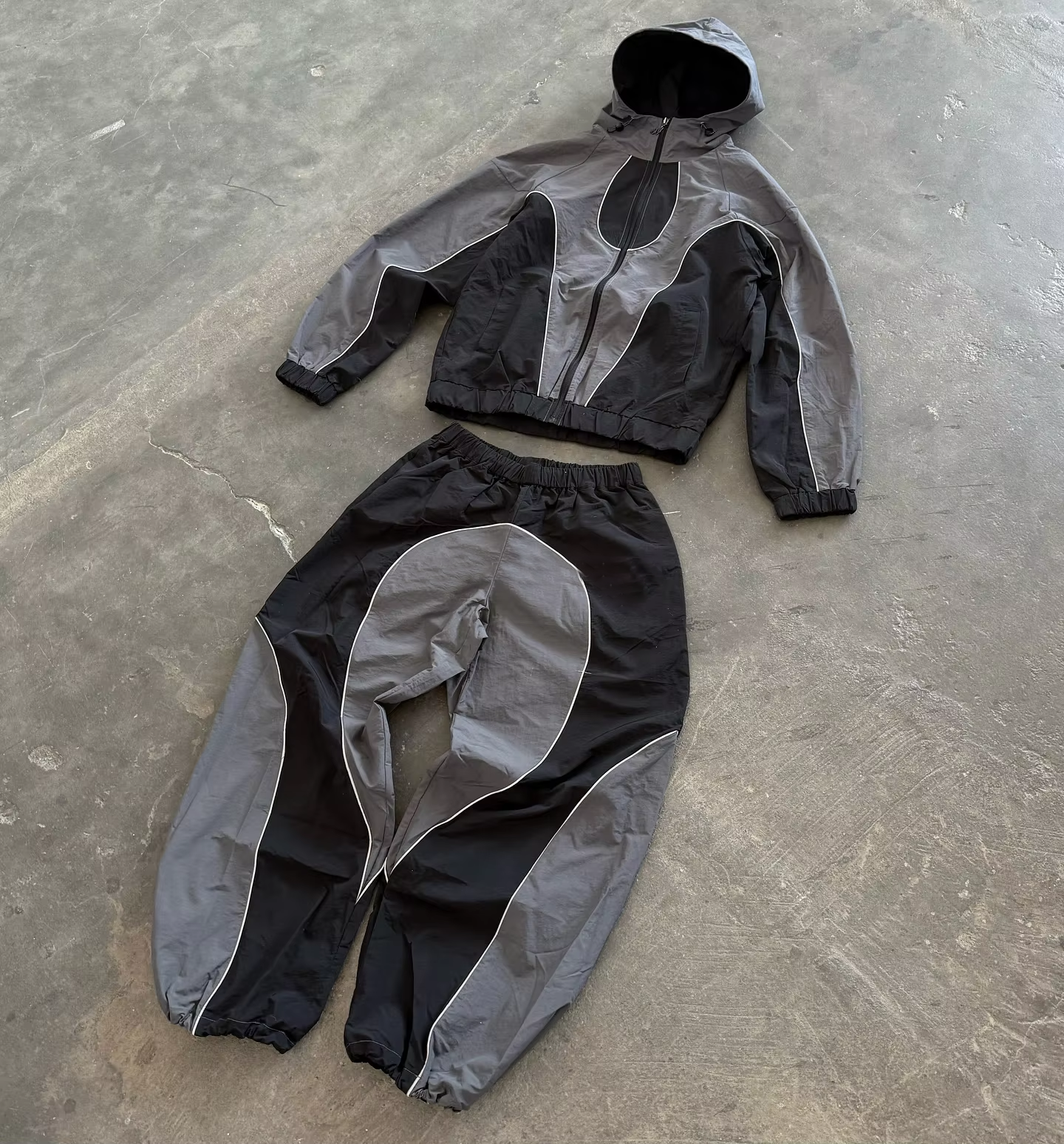 طقم رياضي مخصص للرجال بجواكت وشورتات بوليستر نايلون مقاوم للرياح متعدد الألوان ومشغول بقطع مختلفة، للبيع بالجملة