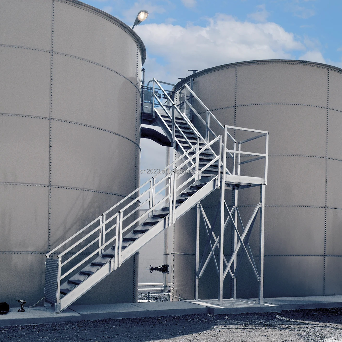 Zewnętrzne stalowe schody | Ocynkowane i powlekane proszkowo w celu zapewnienia odporności na warunki atmosferyczne