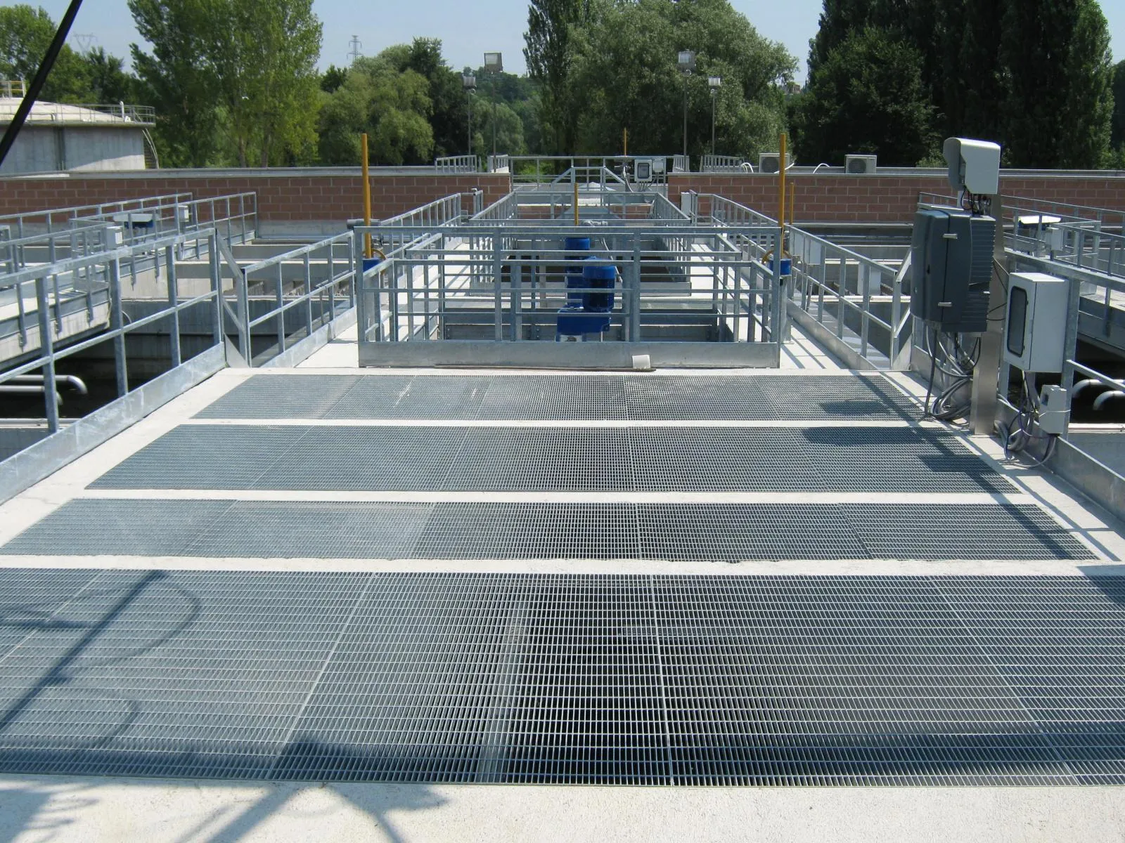 Why Galvanized Steel Grating Is Still the Go-To Choice for Industrial Flooring (2).webp