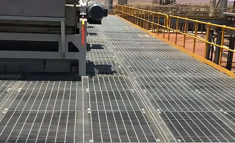 Heavy duty steel grating