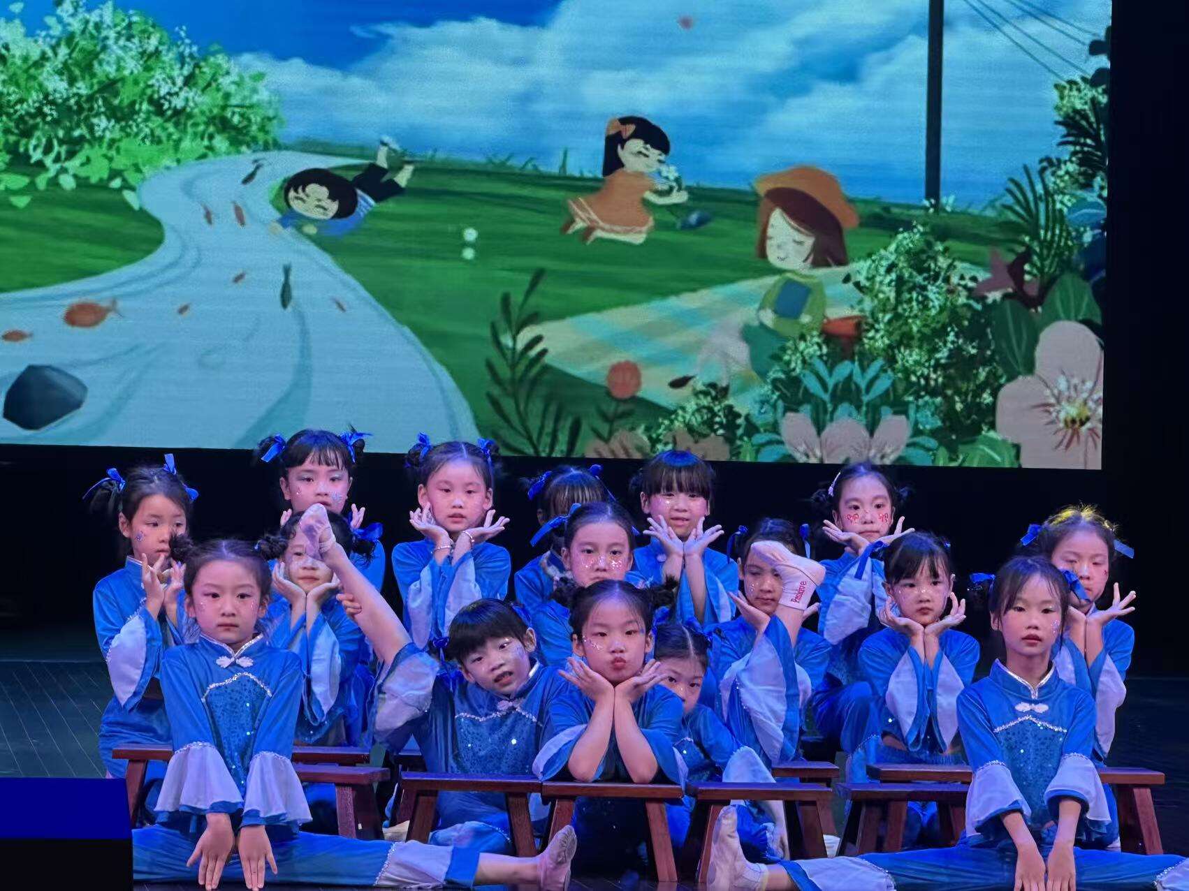 Xiamen Jiaguang Import & Export Co., Ltd. Supports Community National Day Children's Performance, Adorning the Stage of Innocence with Care  