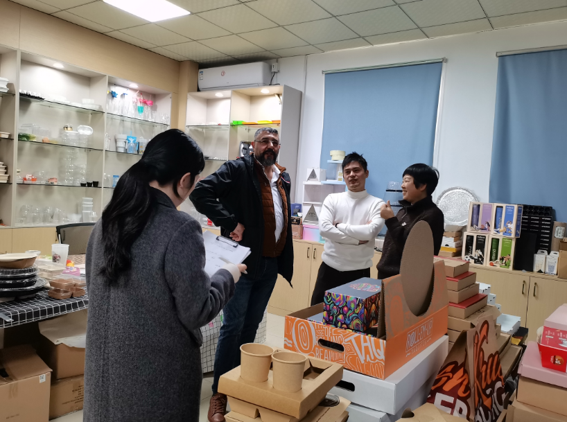 Посещение израильского клиента компании XM XIEFA: углубленное обсуждение наборов столовых приборов из полипропилена и тарелок из полипропилена диаметром 8 дюймов