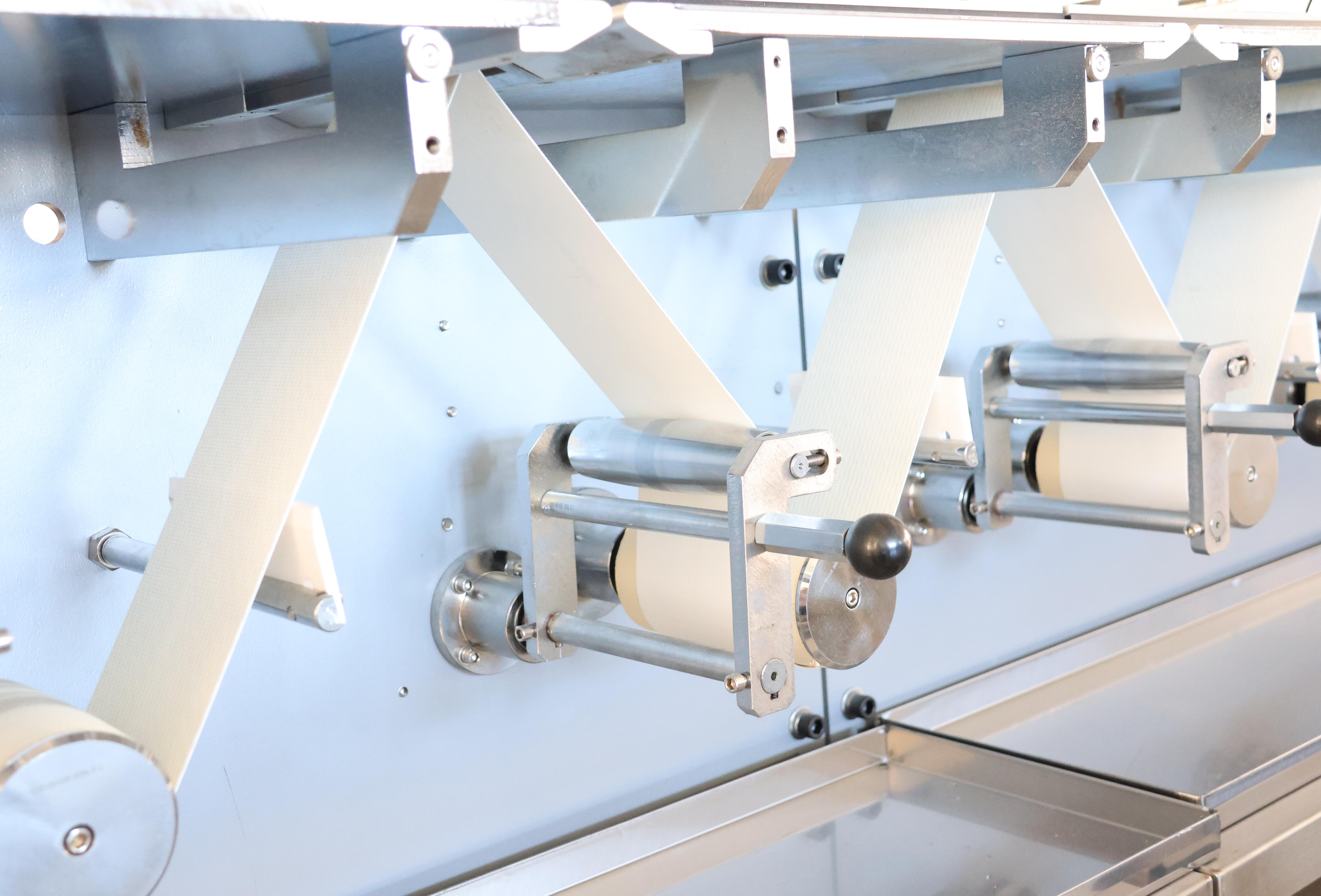 product high speed auto feeding pillow packaging machine with nine servo motors easy to operate-3