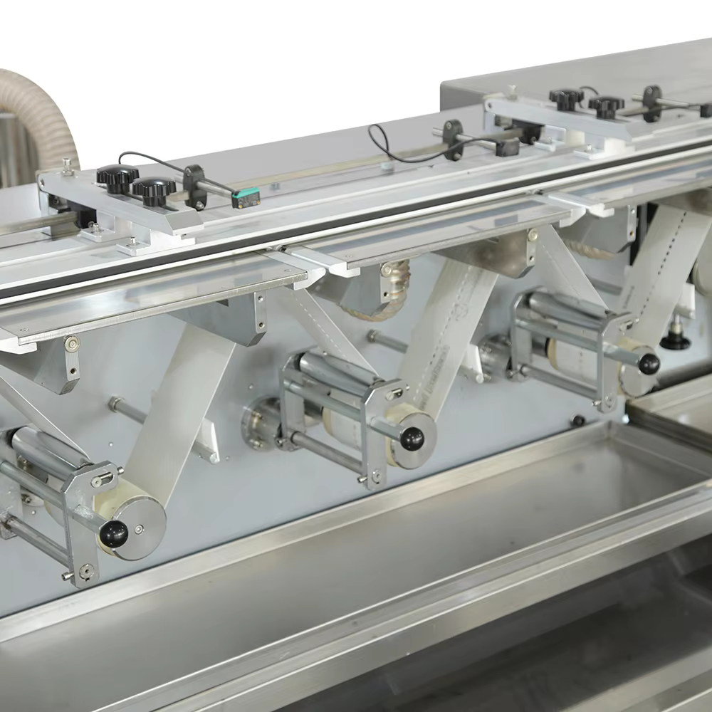 product automatic small chocolate candy snack bar products flow horizontal pillow wrapping packaging machine-3