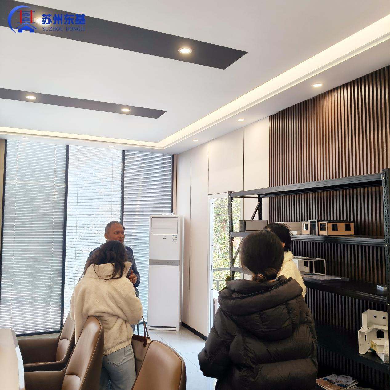 عميل إندونيسي يزور مصنعنا لتصميم مكتب حديث مسبق التصنيع من طابقين حسب الطلب