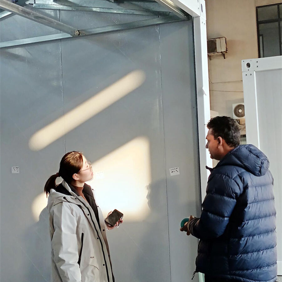 عميل أسترالي يزور مقر شركة سوتشو دونغجي للإسكان لفحص عينة من المنازل الجاهزة ومراجعة فنية