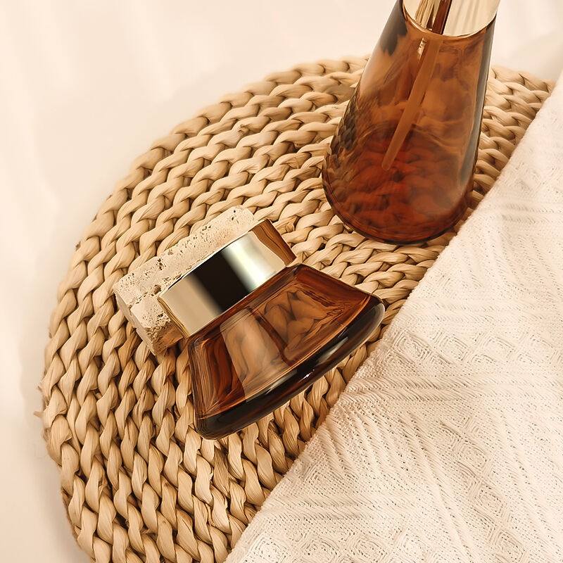 Aangepaste Kleur Logo Gezichtscrème Cosmetische Pot Amber Druppelvorm Lege 30g 50g Glazen Pot met Gouden Deksels