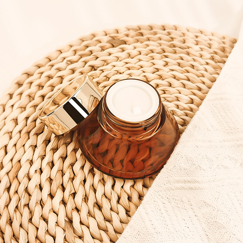 Aangepaste Kleur Logo Gezichtscrème Cosmetische Pot Amber Druppelvorm Lege 30g 50g Glazen Pot met Gouden Deksels