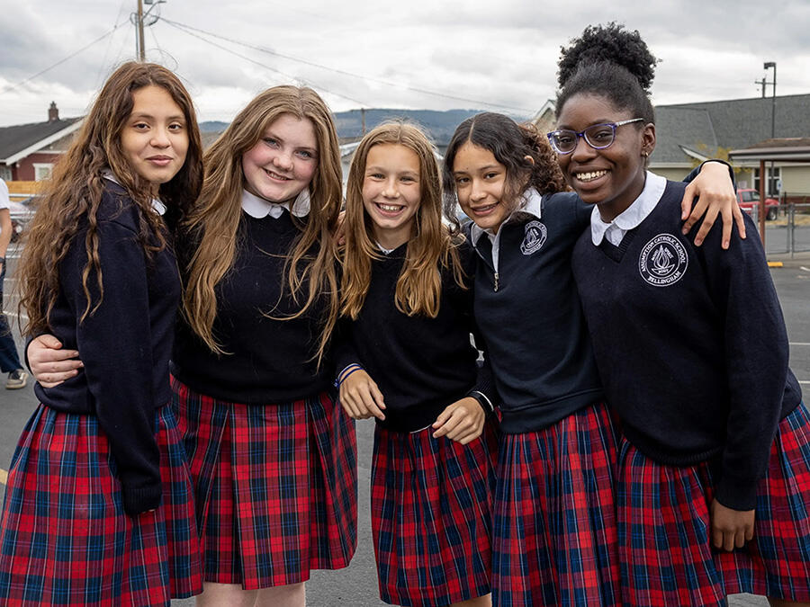 Is rogha smart é formaidh sgoile custaim do scoileanna agus do thuismitheoirí