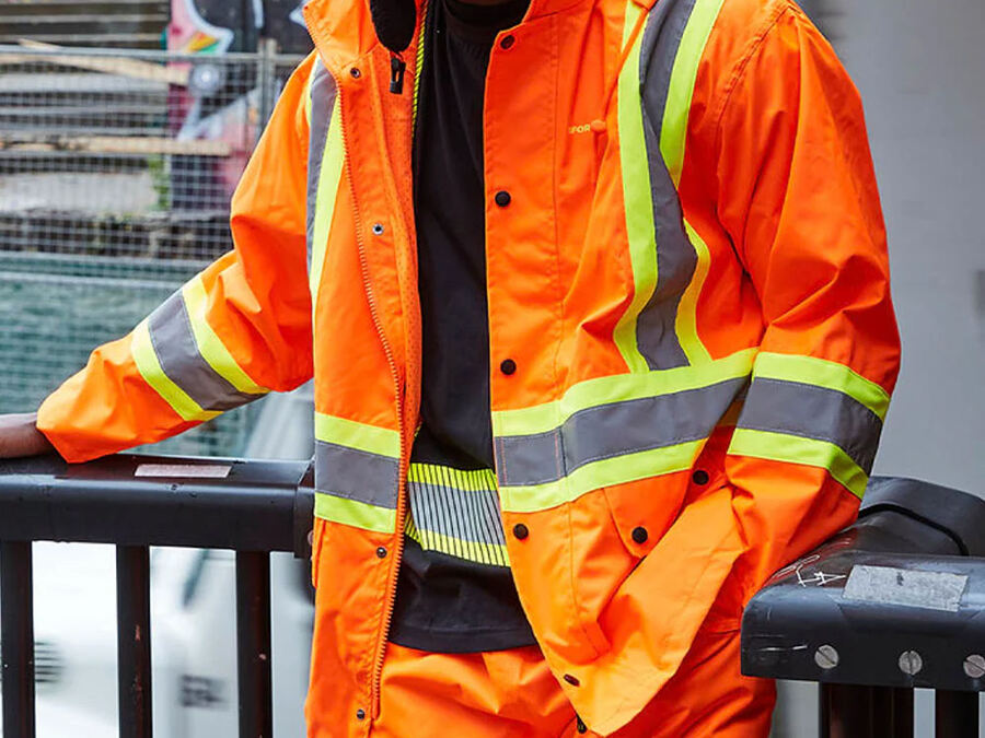 ابقَ آمنًا وجافًا مع سترات المطر عالية الوضوح من جاردفير