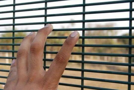 Security Fence with Anti-Climb Design Enhances Safety
