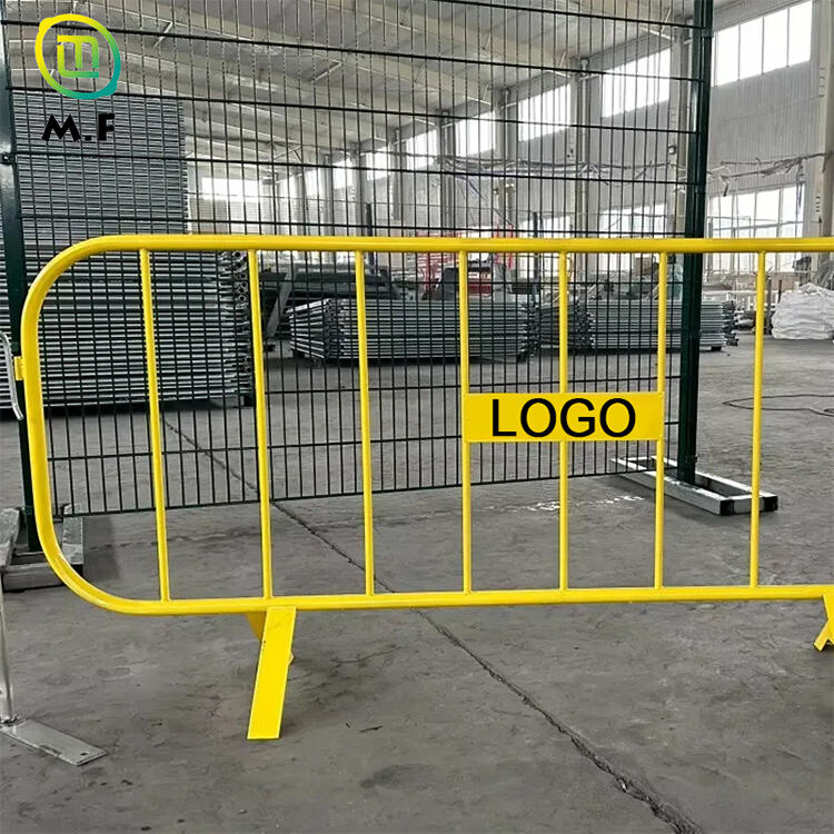Barrera de control de multitudes tipo crossover con diseño antiescalada