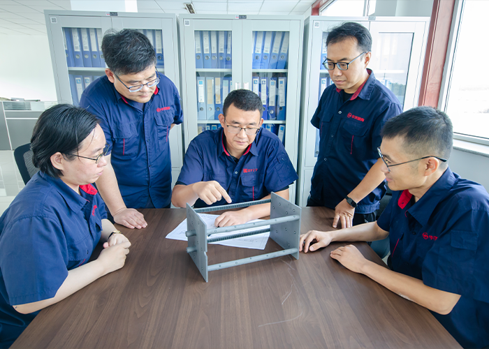 Some R&D colleagues are discussing how to optimize the design of the wafer boat