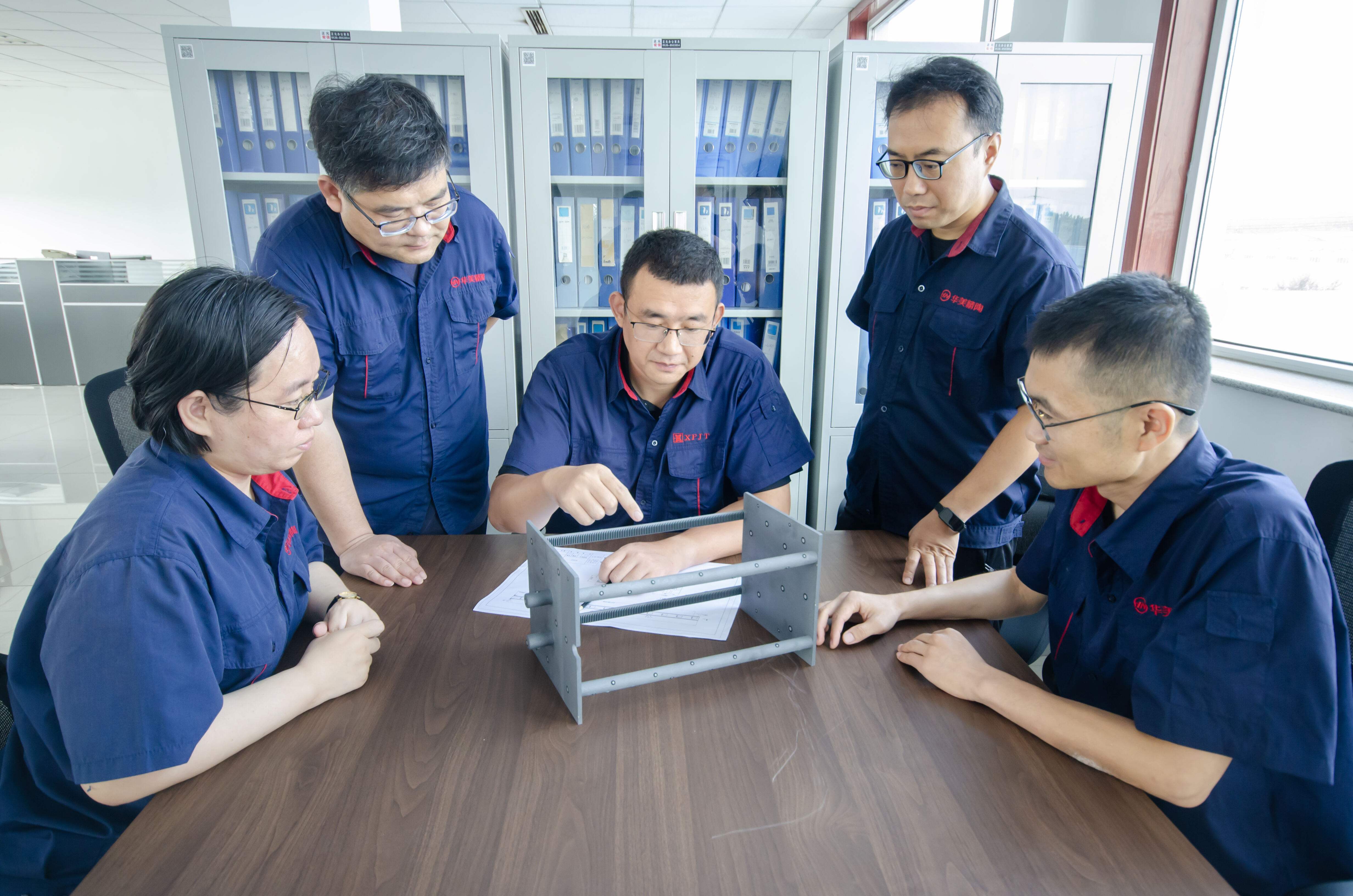 Some R&D colleagues are discussing how to optimize the design of the wafer boat