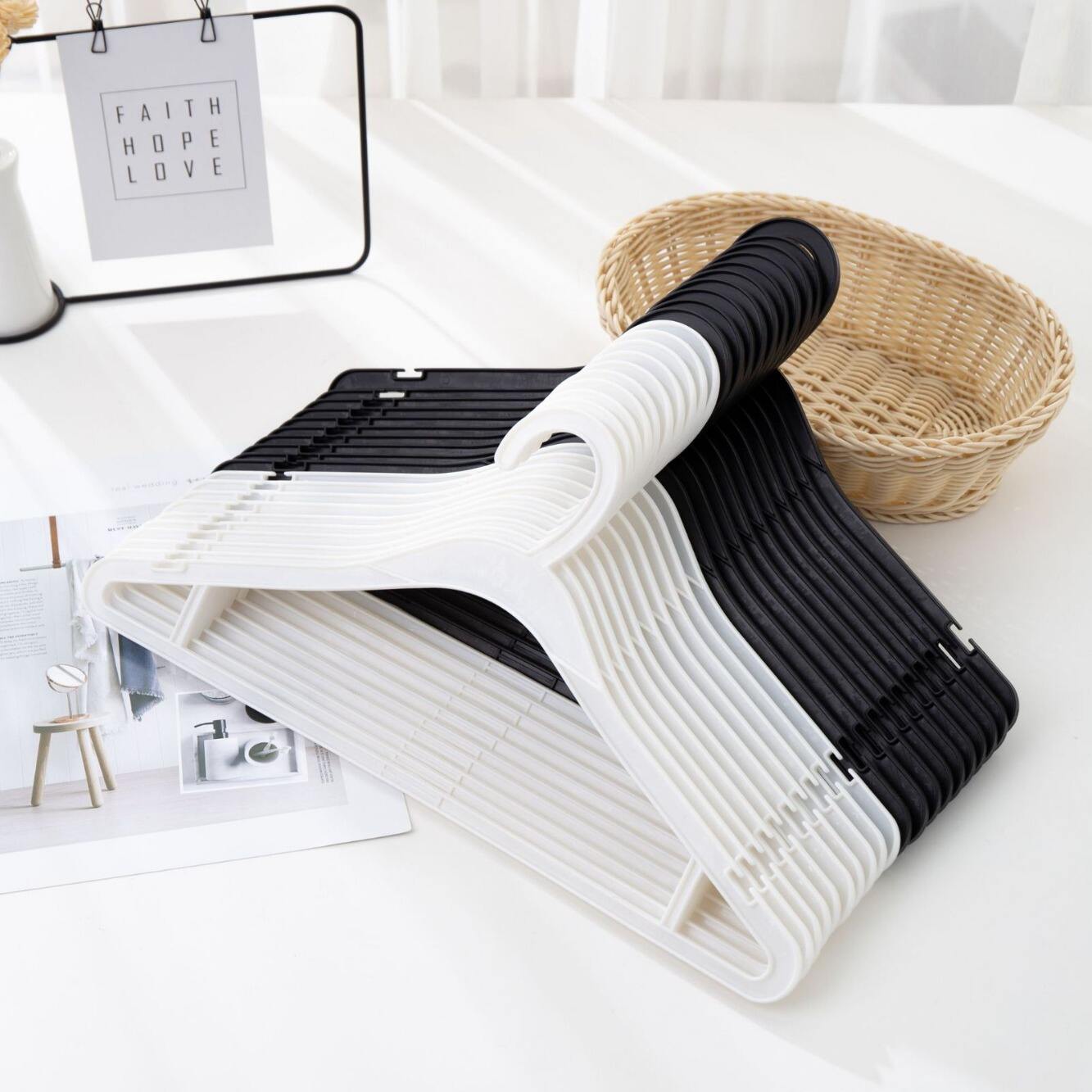 Customized plastic hangers made of environmentally friendly materials