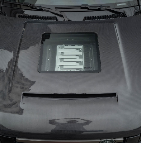 디펜더를 더욱 럭셔리하게 만들어주는 카본 파이버 인테리어 업그레이드