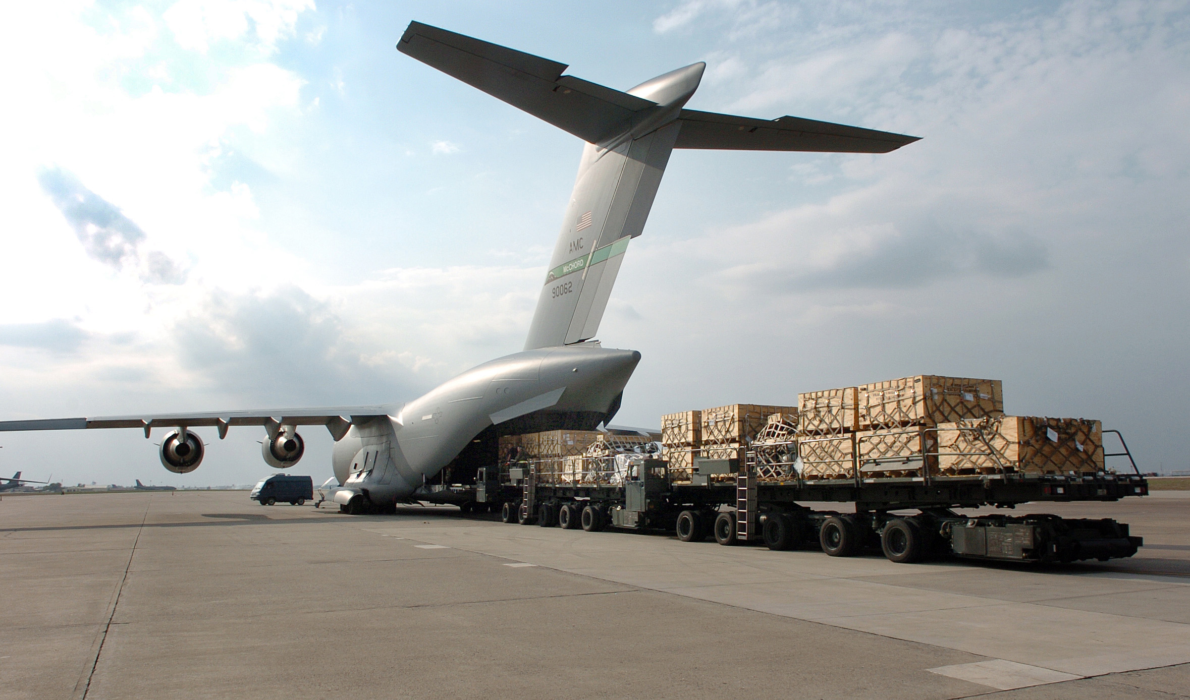 Línea de transporte aéreo de mercancías